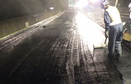 床版防水工事　作業状況の写真