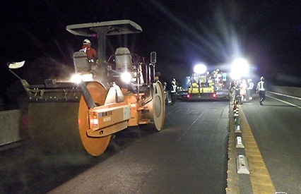 舗装補修工事　作業状況の写真