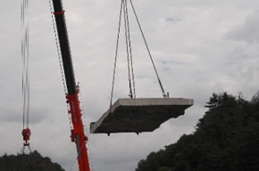 既設コンクリート床版の撤去の写真