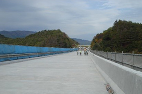 新設コンクリート床版施工完了の写真