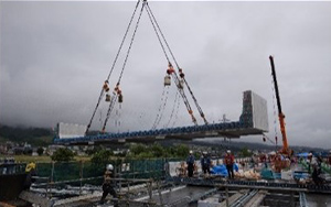 【新しい床版設置状況】の写真