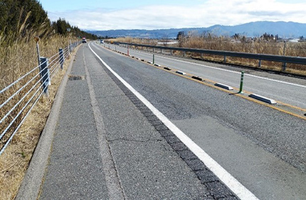 損傷した路面状況の写真2