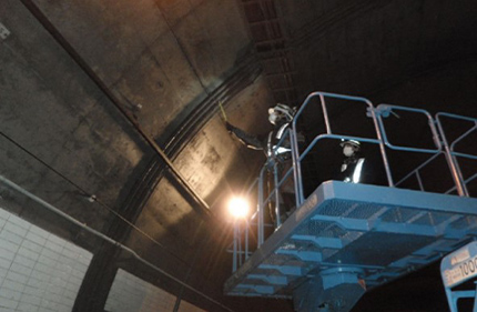 トンネル内設備の点検状況の写真