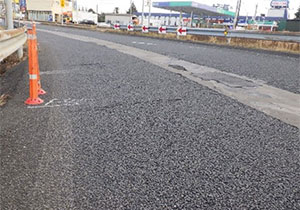 鹿沼IC出口ランプ　舗装損傷状況の写真