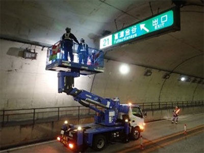 도로 구조물 점검 작업 상황의 사진