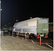 普通車マスや通路への大型車の駐車の写真