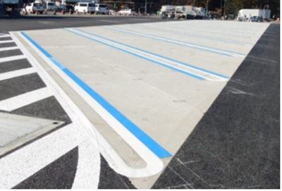 รูปภาพรูปภาพของ "multi-use square" ระบุอย่างชัดเจนด้วยเส้นสีน้ำเงิน (ตัวอย่างใน NEXCO Central Japan)