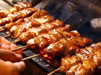 使用“猪肉”“洋葱”的室兰市名产“室兰烤鸡肉串”等的销售照片