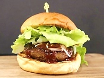 무카와 와규를 사용한 「무카와 와규 햄버거」, 소꼬치 등의 판매 사진