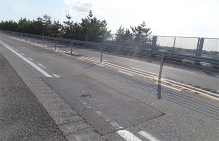 損傷した路面状況の写真1
