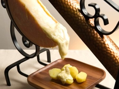 Photo of sales of raclette, etc. with cheese from Tokachi on Inca no Mezame from Otofuke