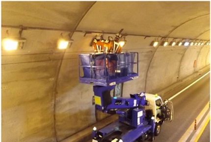 トンネル内設備補修状況写真の写真