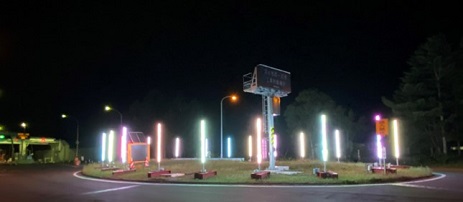 ポール型LED誘導灯（夜間）の写真