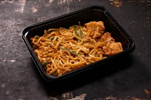 Image of large serving of spicy Taiwanese-style yakisoba & fried chicken