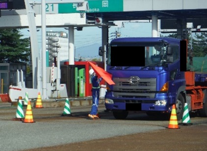 関越自動車道長岡インターチェンジでの特殊車両取締りの写真
