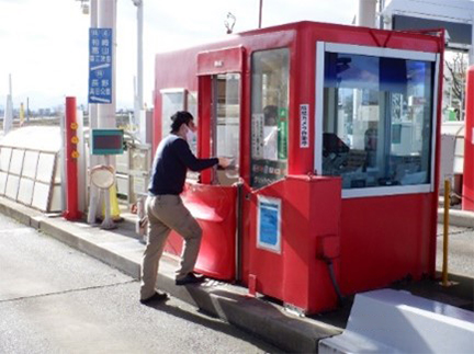 料金所係員を襲う模擬犯人のイメージ画像