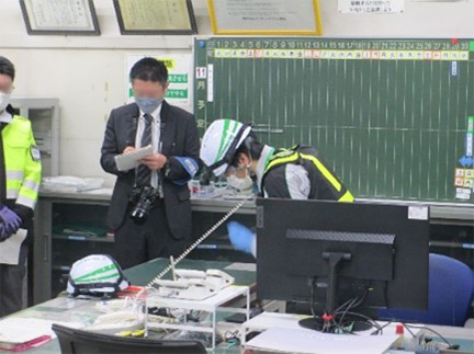 警察に通報する料金所係員のイメージ画像