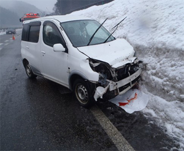 Photo 1 of accidents and stagnation caused by snowfall