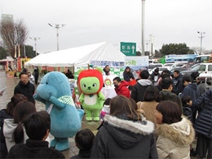 Photo of a greeting between NEXCO EAST Manners Up character “Manati” and Nagano Prefecture PR character “Arkuma”