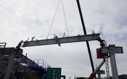 大梁建入作業状況の写真