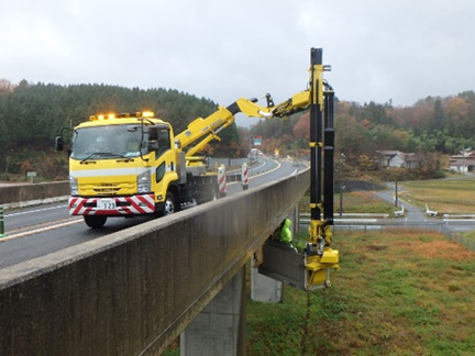 Photo of inspection implementation status using a bridge inspection vehicle