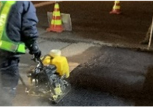 舗装補修工事　作業状況の写真