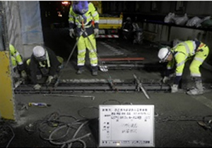 伸縮装置取替工事　作業状況の写真