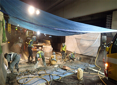 伸縮装置取替工事　作業状況の写真