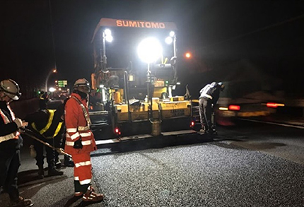 舗装補修工事　作業状況の写真