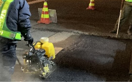 舗装補修工事　作業状況の写真