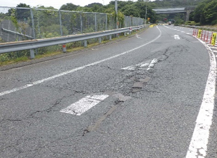 路面損傷状況の写真