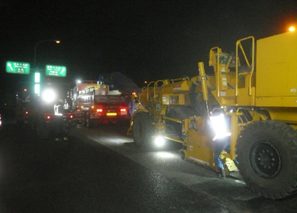 舗装補修工事　作業状況の写真