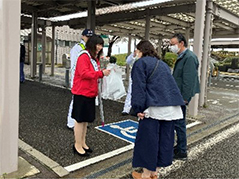 関係機関と合同での交通安全啓発の写真