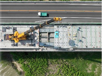 【新しい床版設置状況】の写真