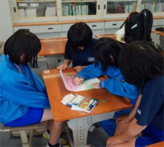 下絵製作中の中学生の様子の写真1