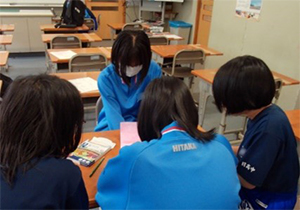 下絵製作中の中学生の様子の写真2