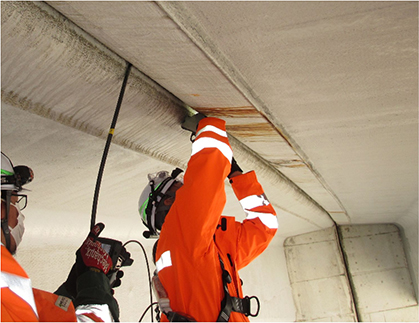 橋梁点検　作業状況の写真