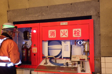 トンネル非常用設備点検の写真