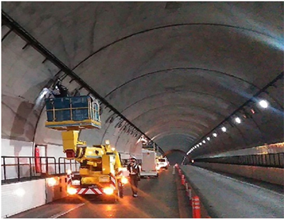 道路構造物点検作業状況の写真