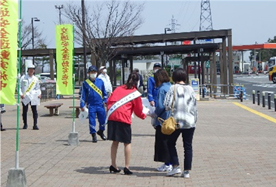 交通安全啓発冊子等の配布の写真