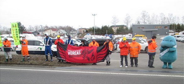 交通安全キャンペーンの様子の写真