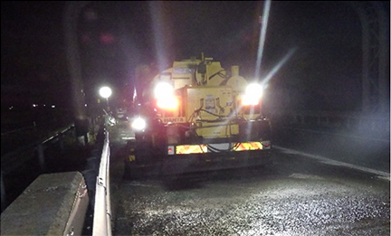 舗装工事　作業状況の写真