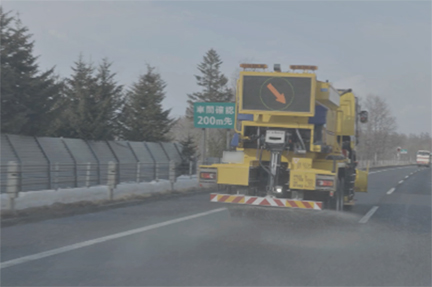 凍結防止剤散布の様子のイメージ画像