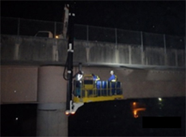 道路構造物点検　作業状況の写真