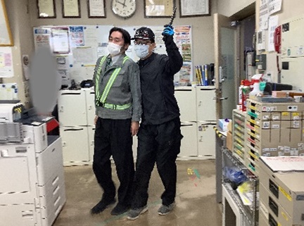 料金所係員を襲う模擬犯人のイメージ画像