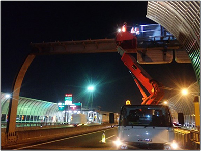 门型标识、隔音墙检查作业状况的照片