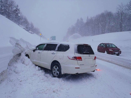 雪道での事故状況のイメージ画像