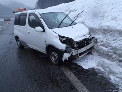 雪道での事故状況の写真