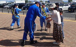 交通安全啓発冊子等の配布の写真