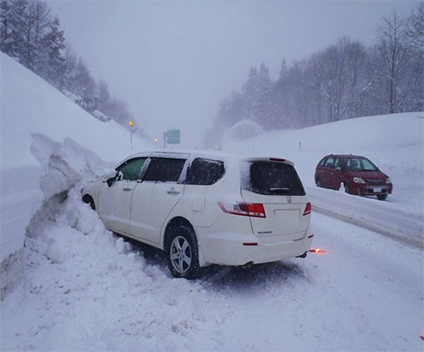 눈길에서 사고 상황의 이미지 이미지